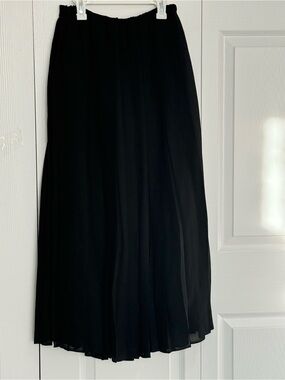Elegant Black Maxi Skirt with Flowing Silhouette